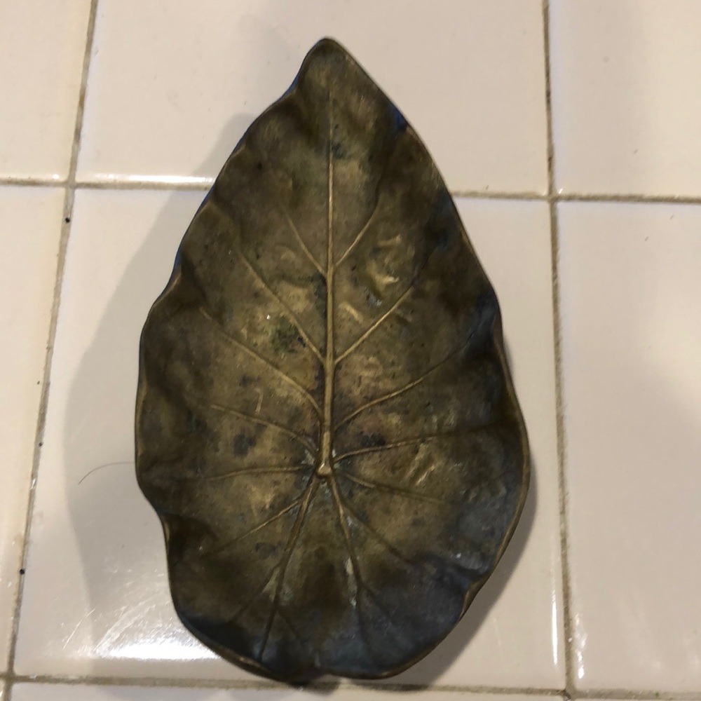 1948 Imperial Tarro leaf solid brass ashtray trinket